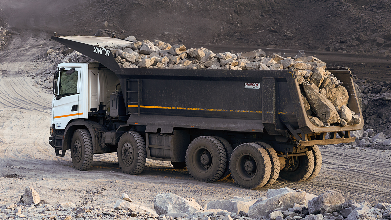 A fully loaded truck with an XMOR® tipper body
